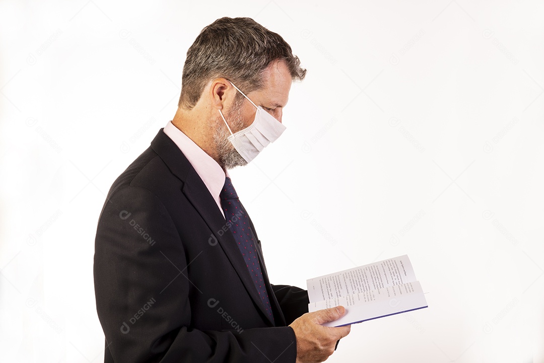 Homem de terno e gravata usando máscara de proteção em fundo branco