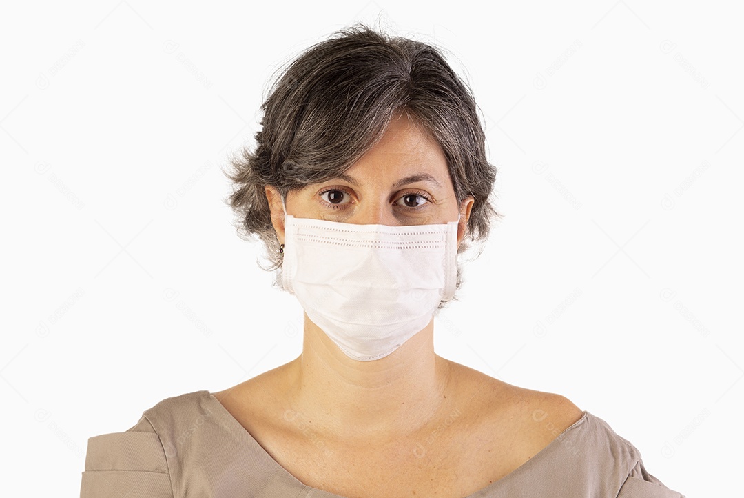 Mulher usando máscaras de proteção em fundo branco