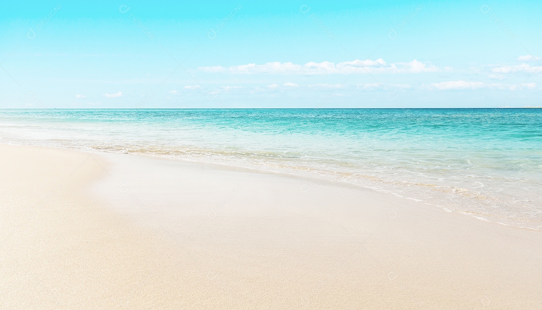 Fundo de praia de verão - água azul turquesa clara na praia de areia branca