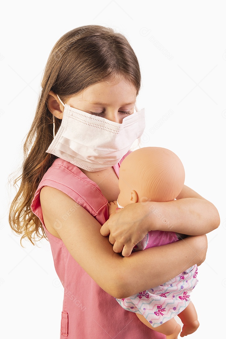 Menina usando máscara fácil e brincando com sua boneca