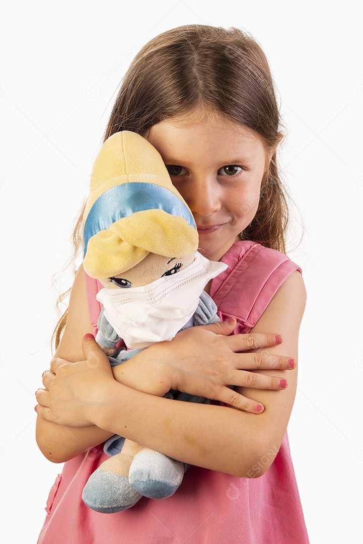 Menina brincando com boneca usando máscara protetora
