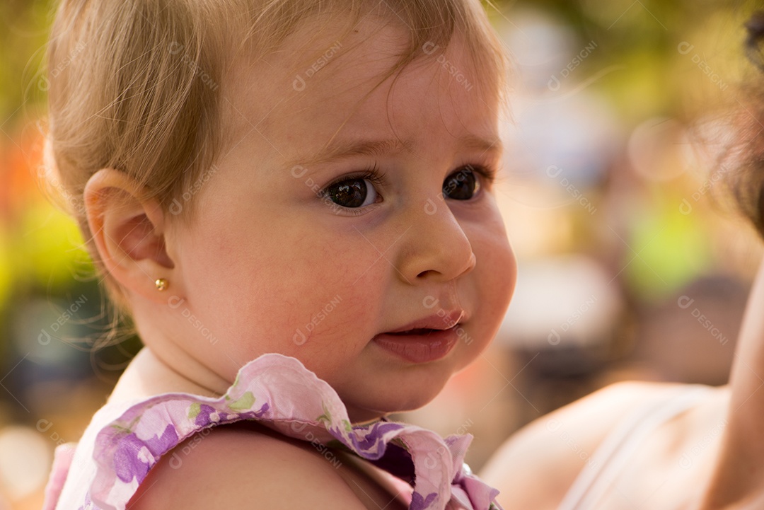Linda garotinha brincando no parque