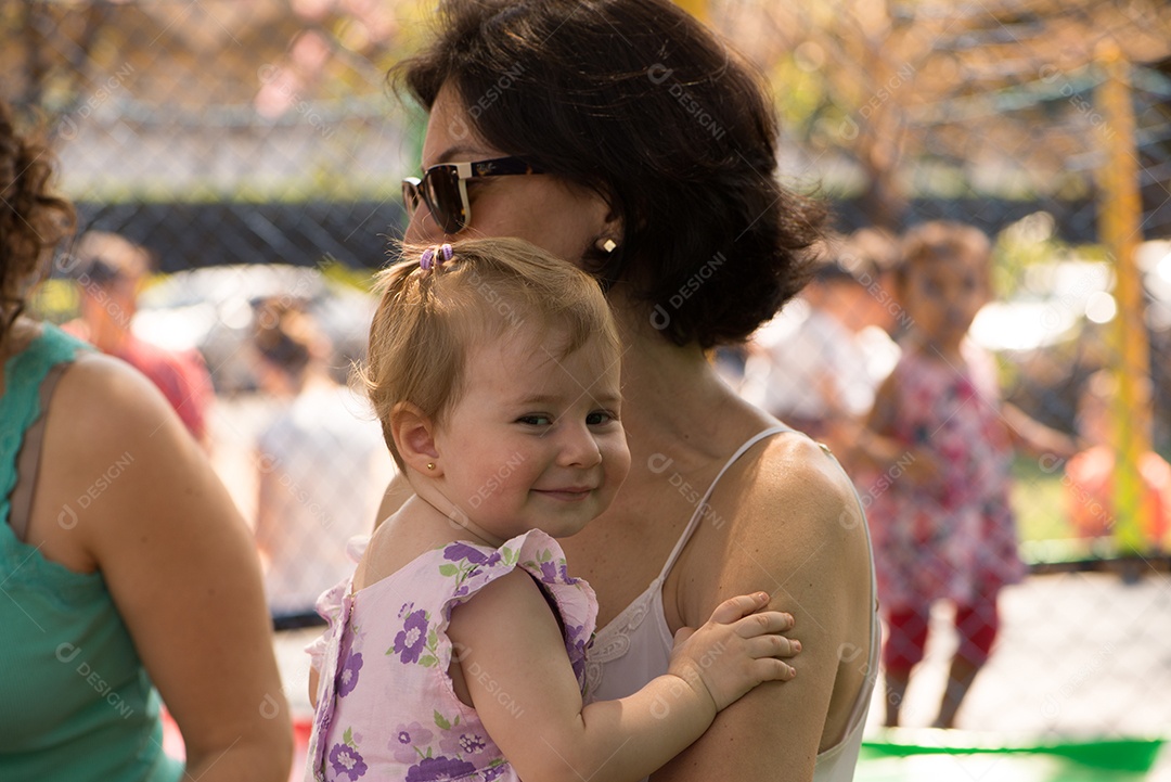 Mãe e filha no parque em uma manhã ensolarada