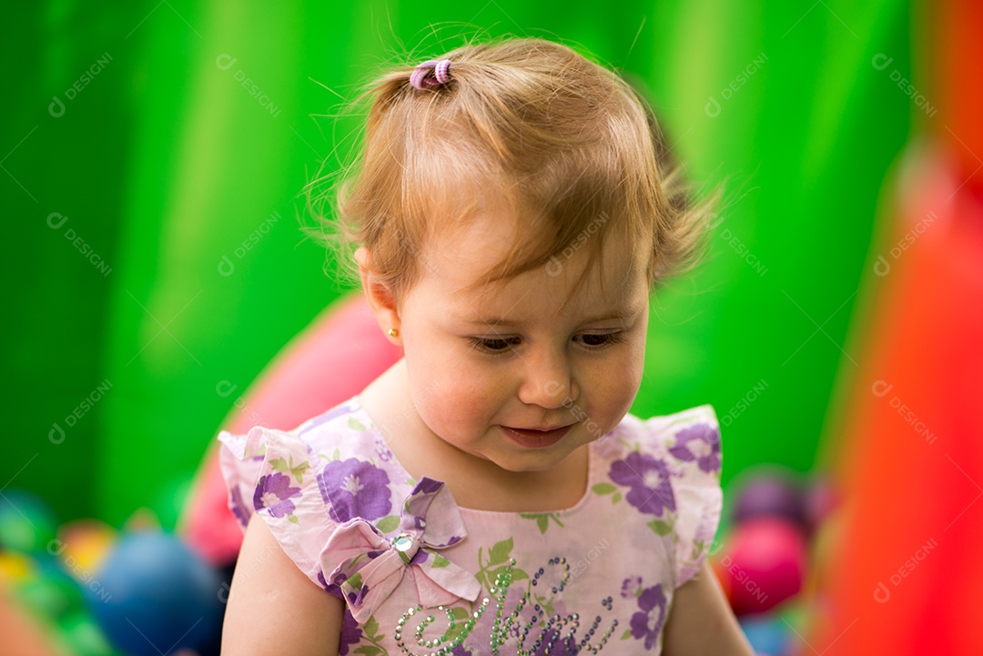 Linda garotinha brincando no parque