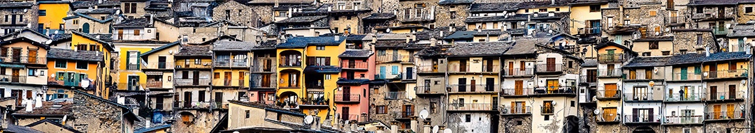 Aldeia de Tende, Alpes Marítimos, França - Pitoresco fundo de arquitetura medieval com casas empilhadas numa colina