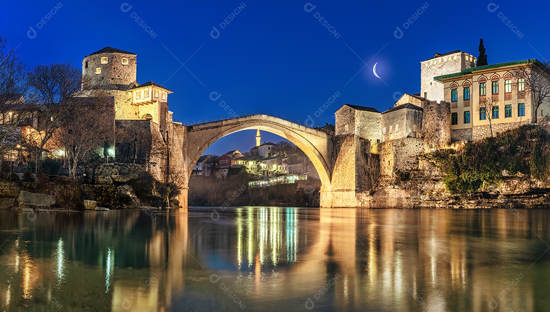 Cidade velha de Mostar panorâmica com a famosa ponte na Bósnia e Herzegovina