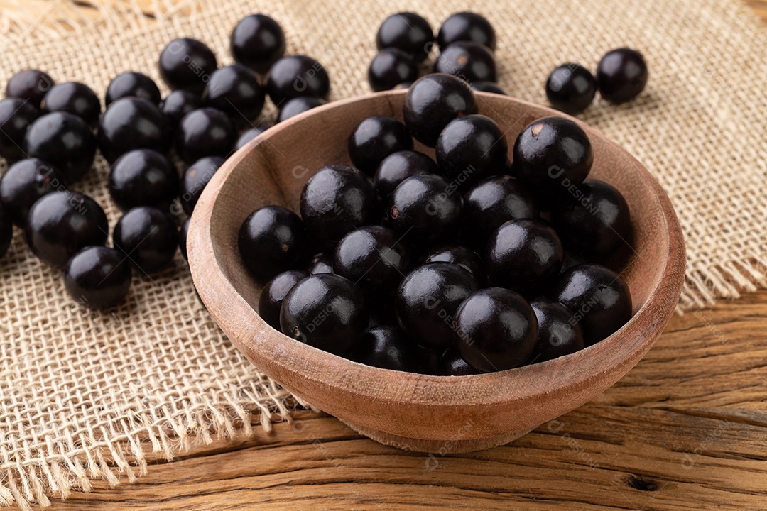 Jabuticabas em uma tigela sobre mesa de madeira