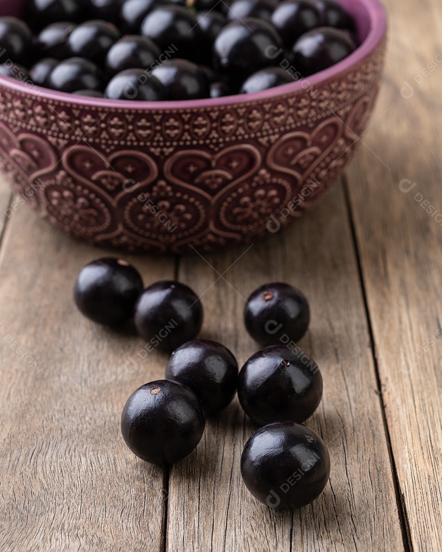 Jabuticabas em uma tigela sobre mesa de madeira