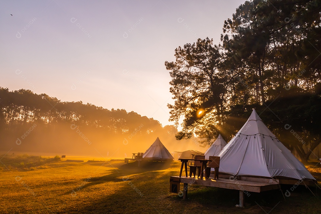 Acampamento em barraca pela manhã