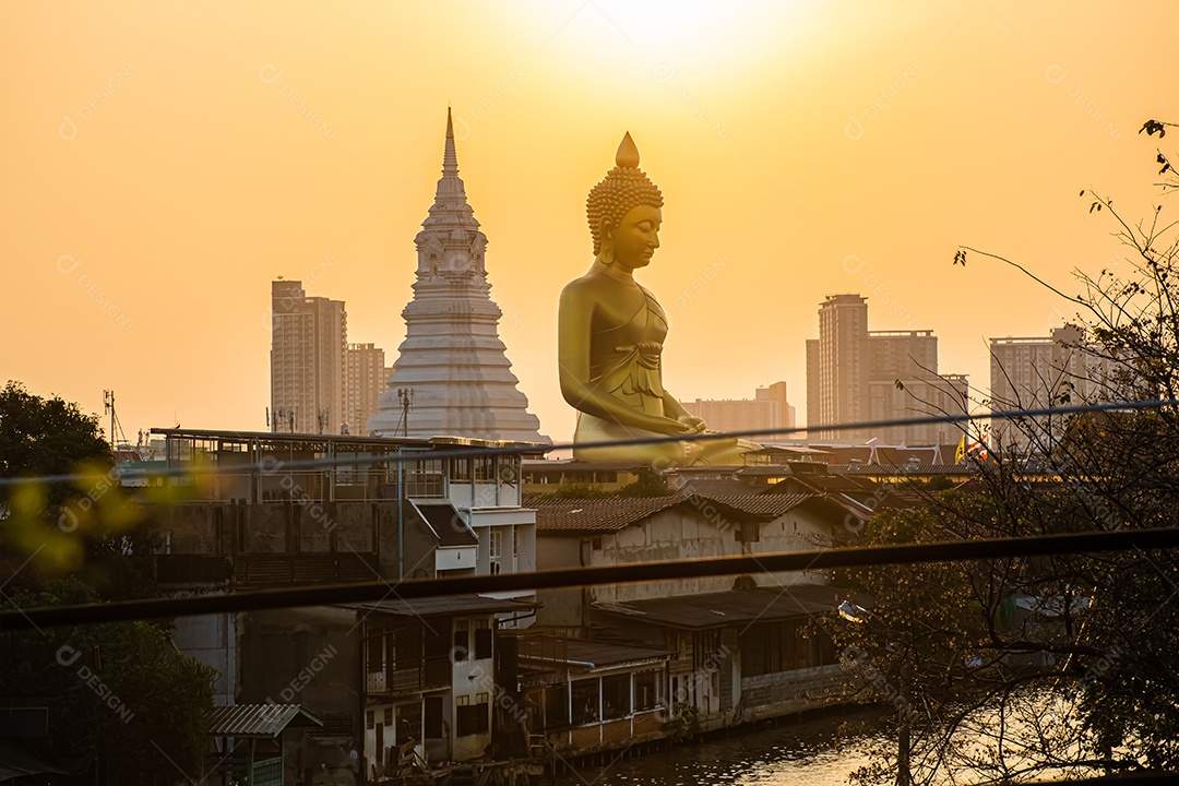 Grande Buda amarelo dourado em Wat Muang destino turístico religioso