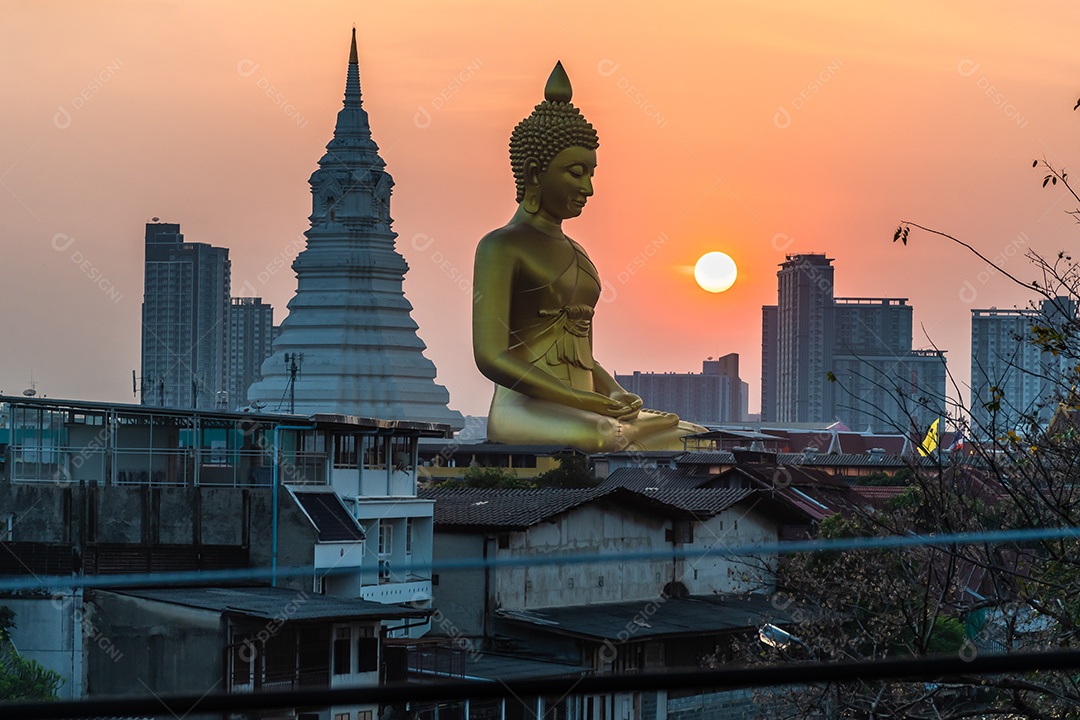 Grande Buda amarelo dourado em Wat Muang destino turístico religioso