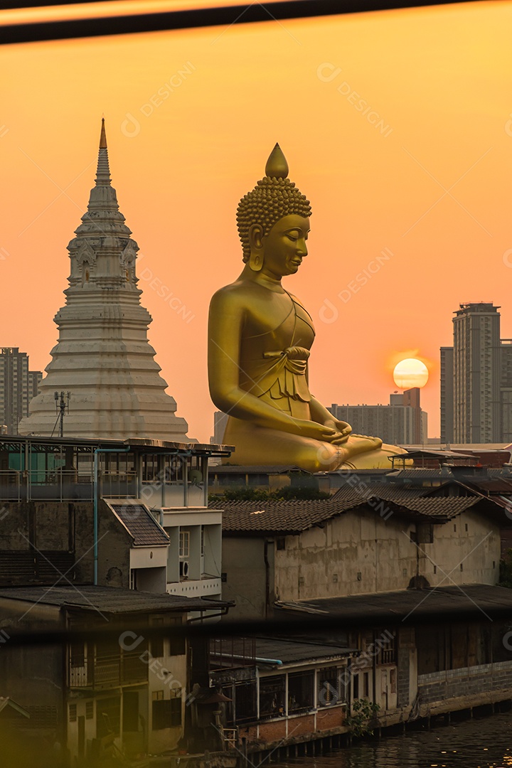 Grande Buda amarelo dourado em Wat Muang destino turístico religioso