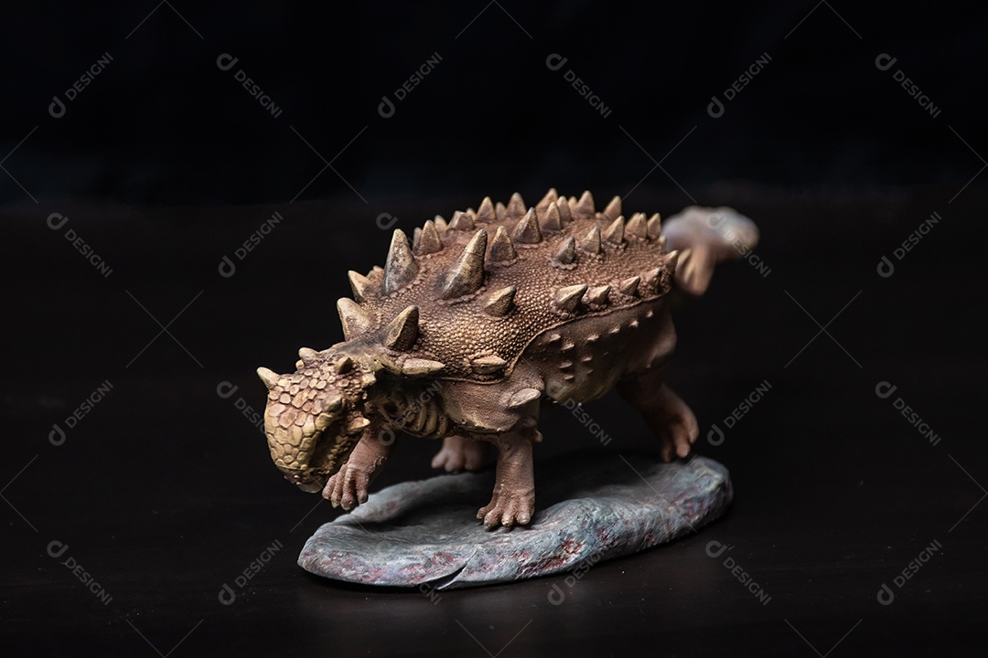 Dinossauro em fundo preto