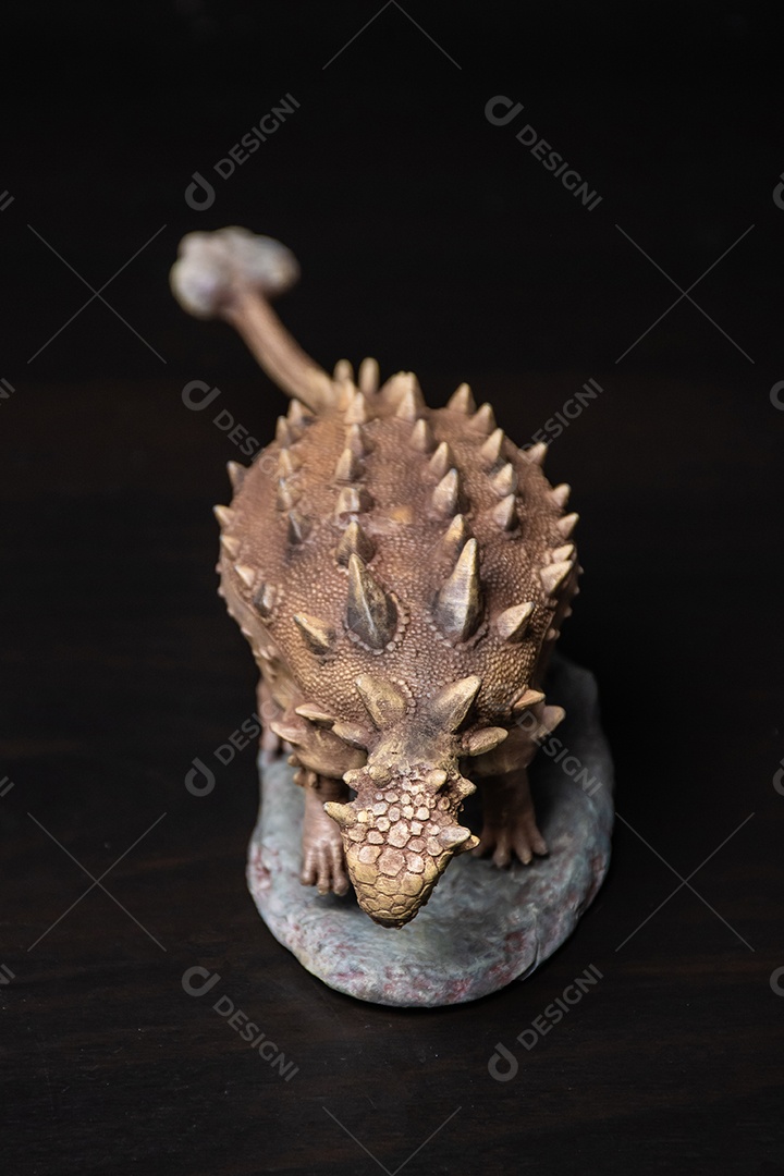 Dinossauro em fundo preto