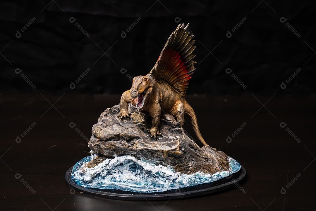 Dinossauro em fundo preto