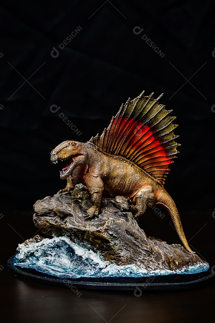 Dinossauro em fundo preto