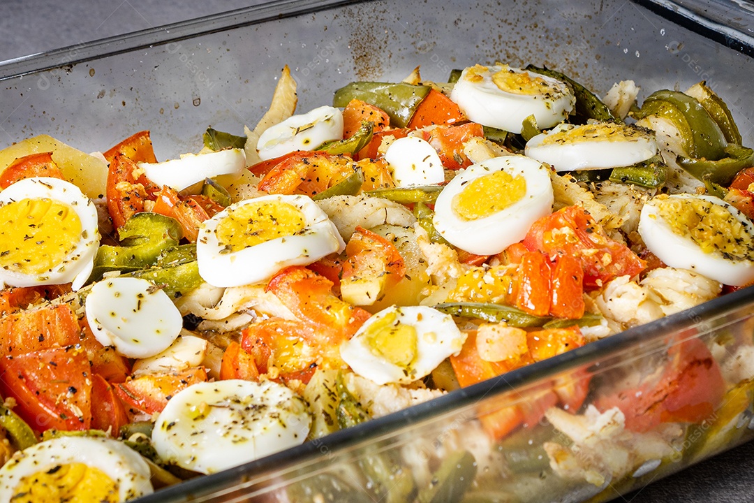 Bacalhau Gomes de sa assado em azeite com tomate, pimentos