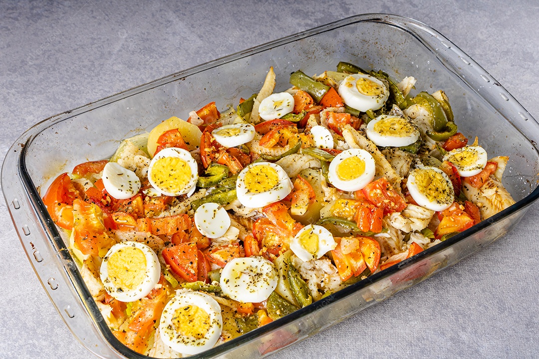 Bacalhau Gomes de sa assado em azeite com tomate, pimentos