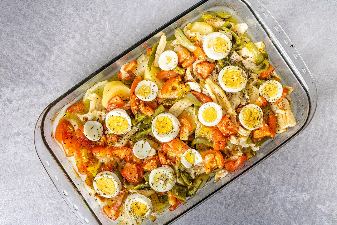 Bacalhau Gomes de sa assado em azeite com tomate, pimentos