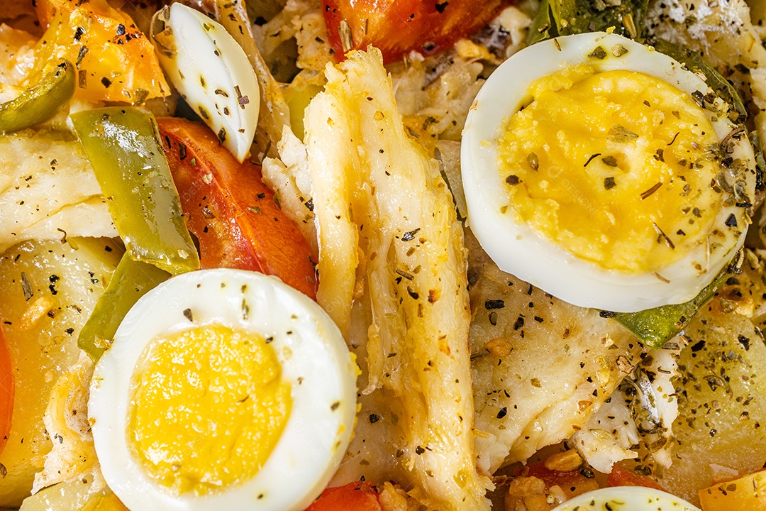 Bacalhau Gomes de sa assado em azeite com tomate, pimentos