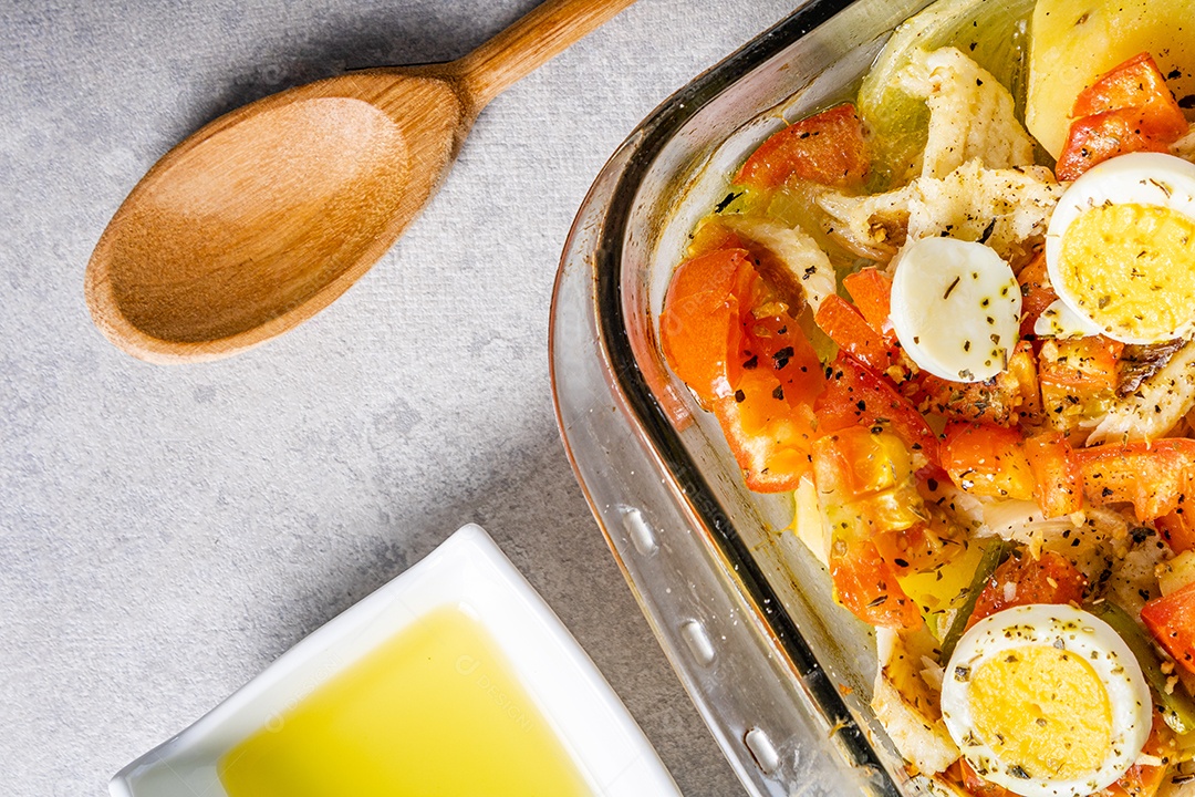 Bacalhau Gomes de sa assado em azeite com tomate, pimentos