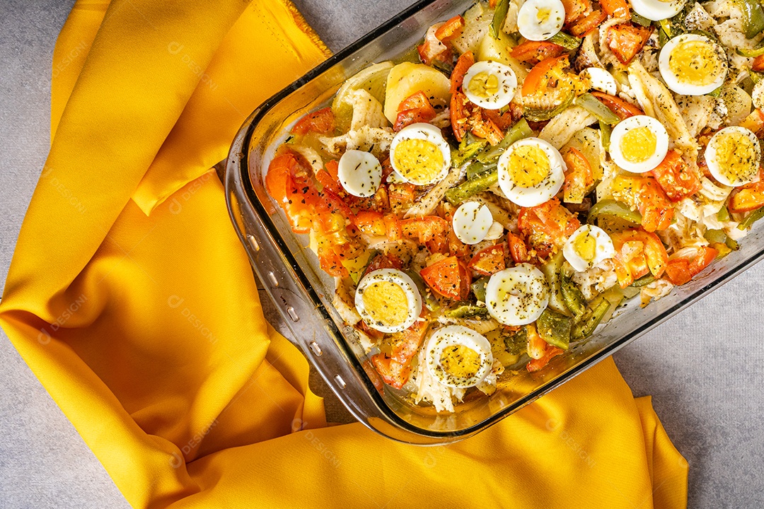 Bacalhau Gomes de sa assado em azeite com tomate, pimentos