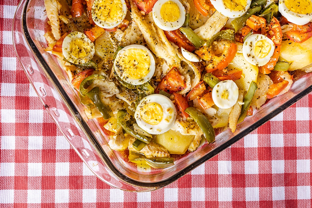 Bacalhau Gomes de sa assado em azeite com tomate, pimentos