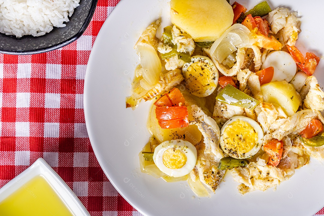 Bacalhau Gomes de sa assado em azeite com tomate, pimentos