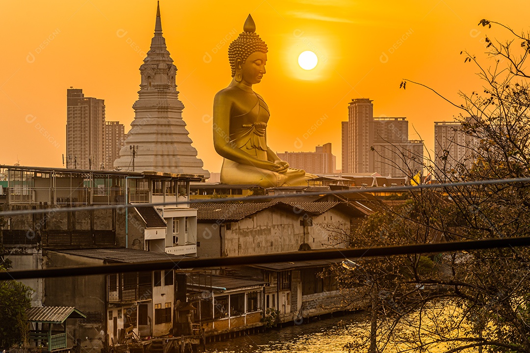 Grande Buda amarelo dourado em Wat Muang destino turístico religioso