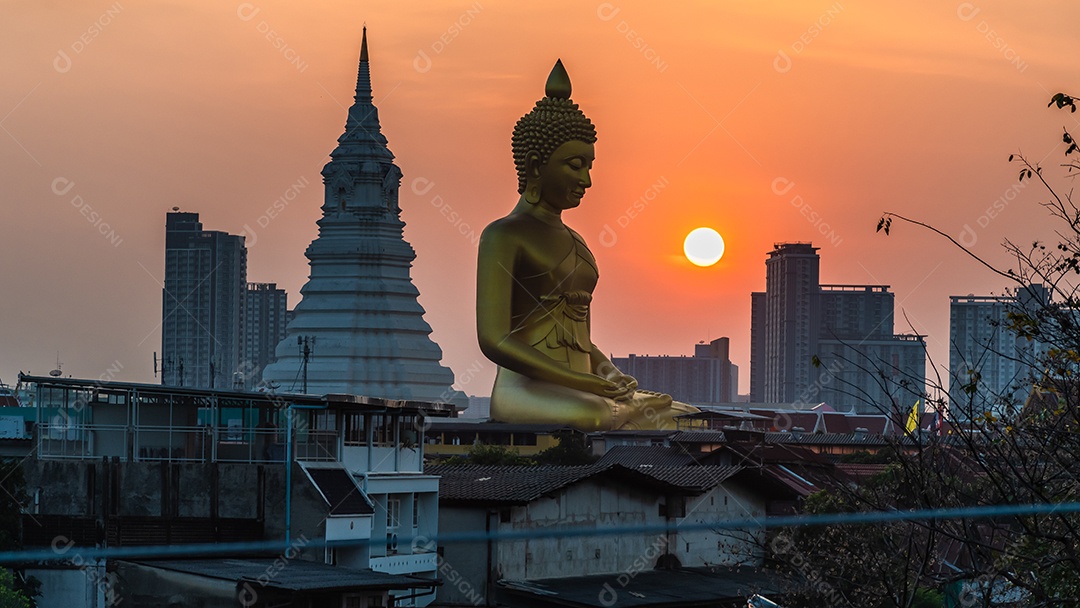 Grande Buda amarelo dourado em Wat Muang destino turístico religioso
