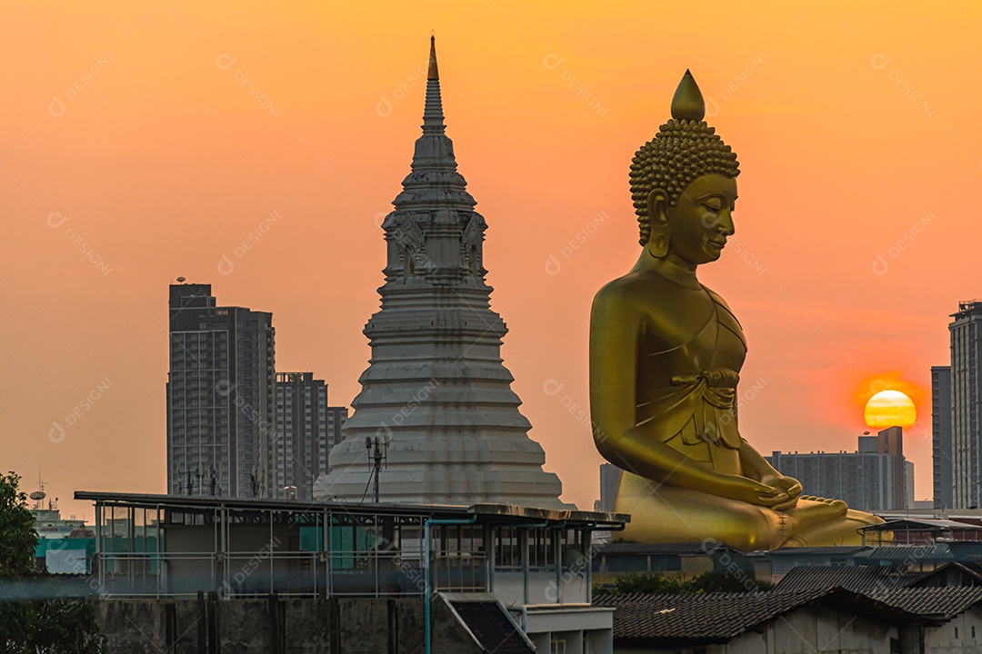 Grande Buda amarelo dourado em Wat Muang destino turístico religioso