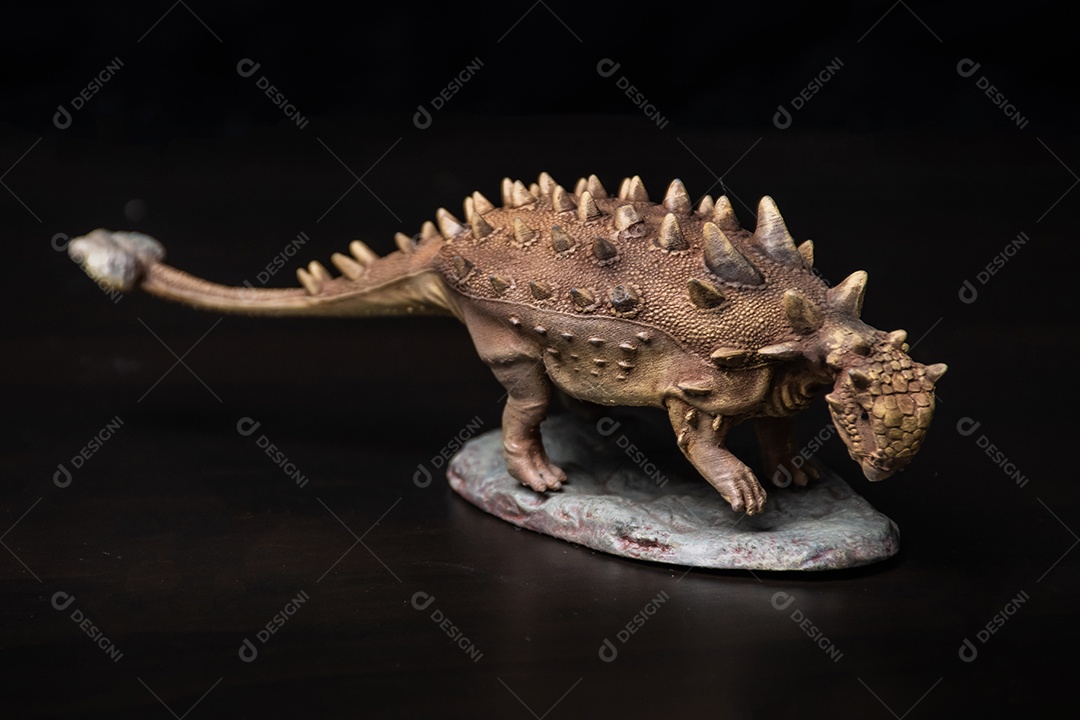 Dinossauro em fundo preto