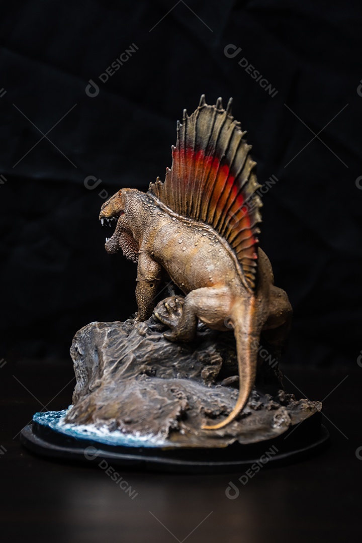 Dinossauro em fundo preto