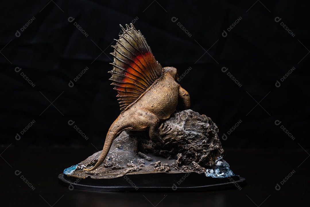 Dinossauro em fundo preto