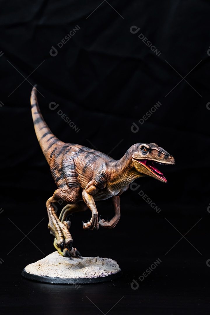 Dinossauro em fundo preto