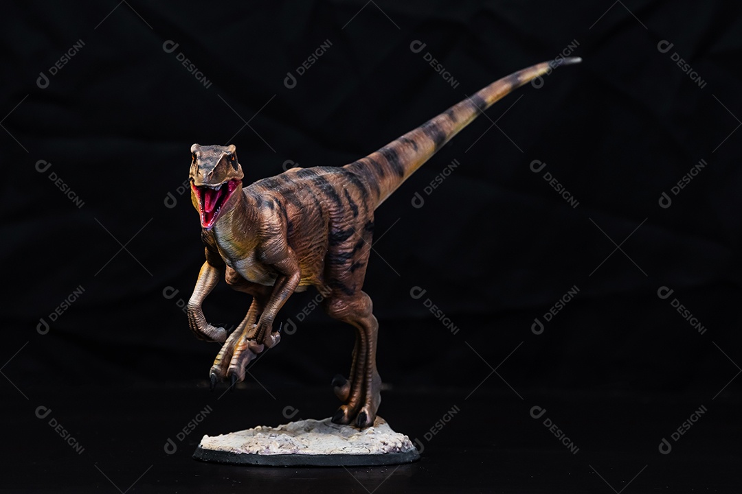 Dinossauro em fundo preto