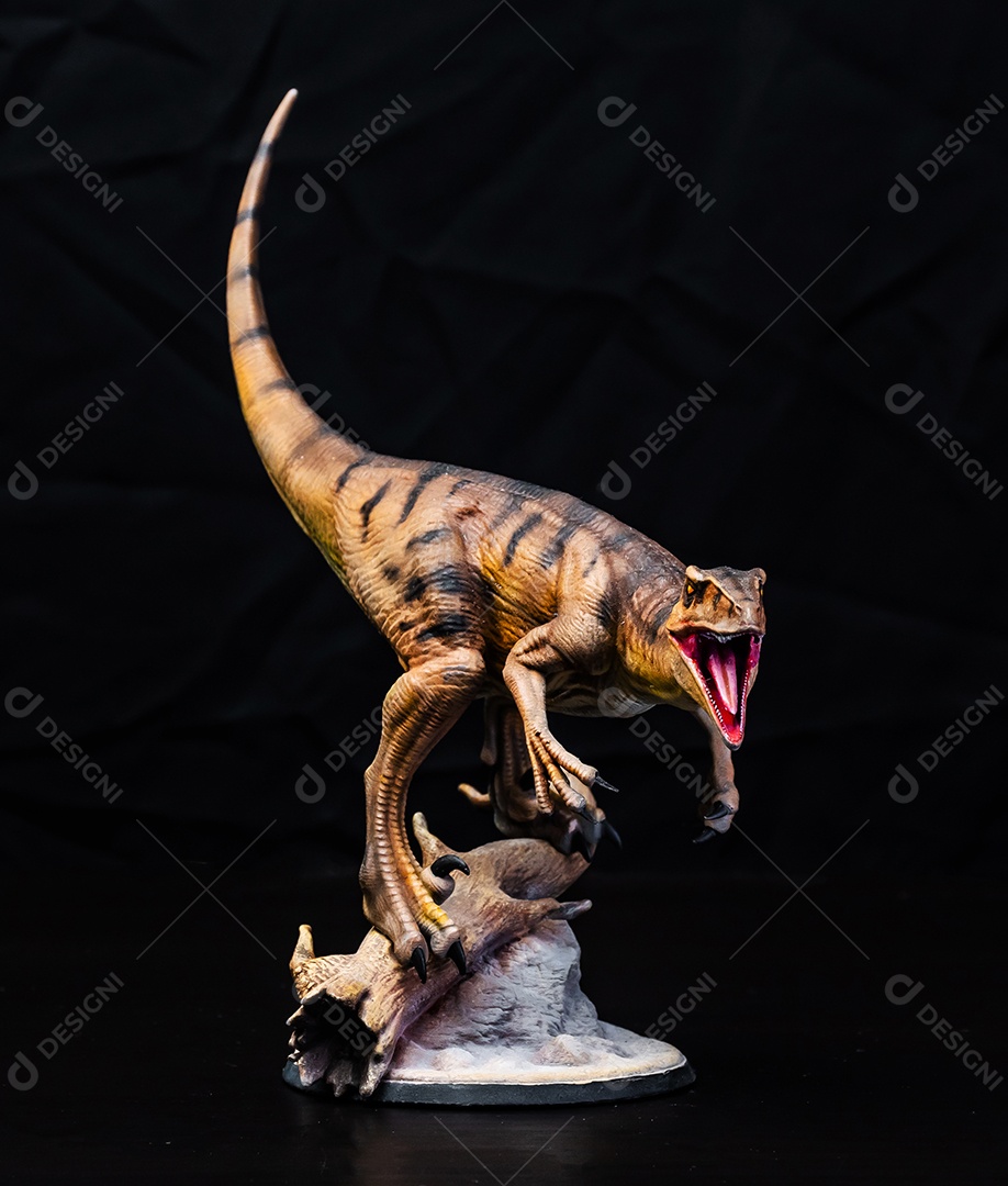 Dinossauro em fundo preto