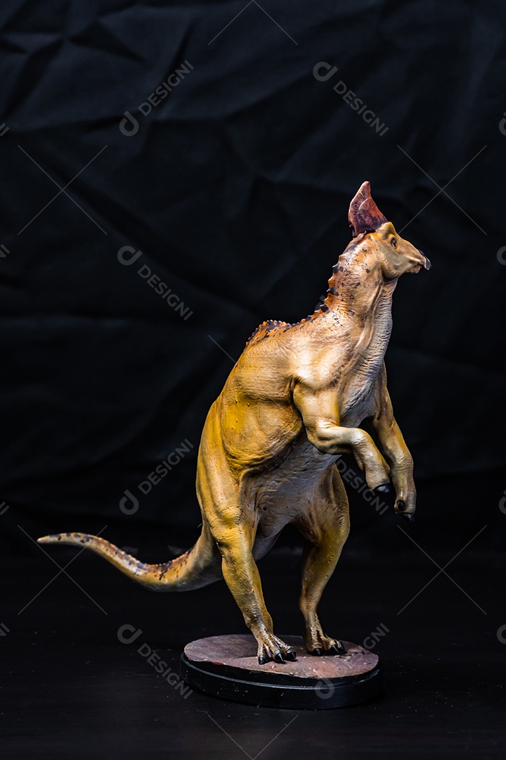 Dinossauro em fundo preto