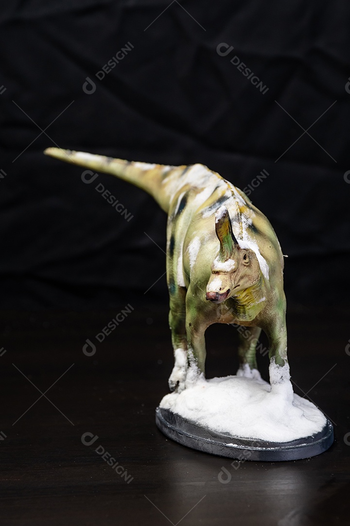 Dinossauro em fundo preto