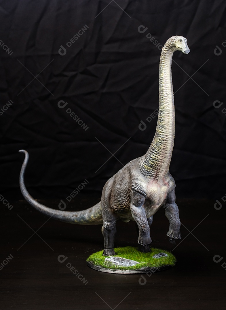 Dinossauro em fundo preto