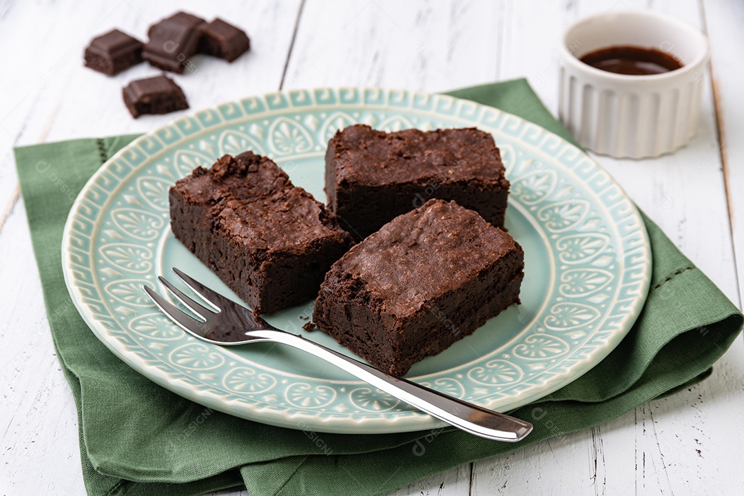 Brownies em um prato verde com pedaços de