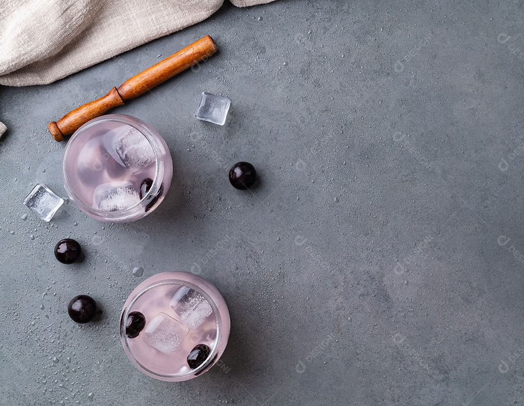 Caipirinha de jabuticaba brasileira em copos com gelo e frutas