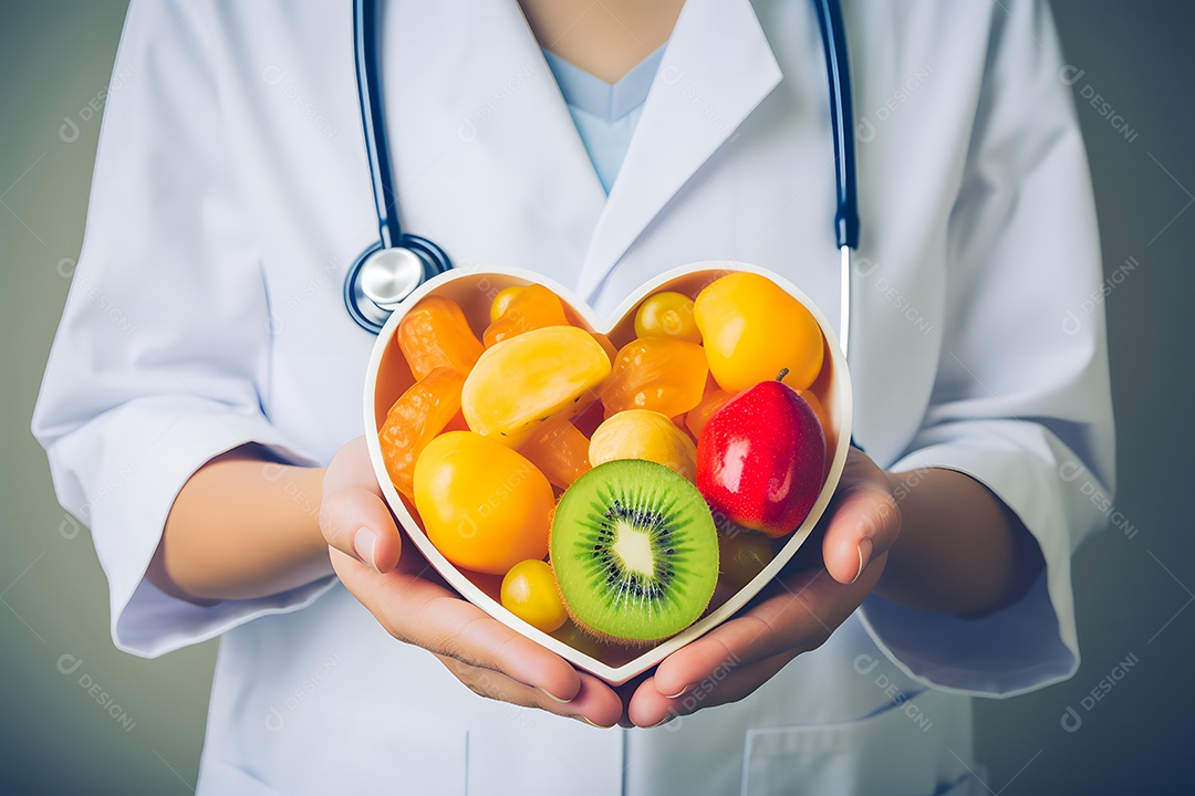 Mãos de medico segurando Pote de vidro sobre frutas frescas sobre fundo isolado