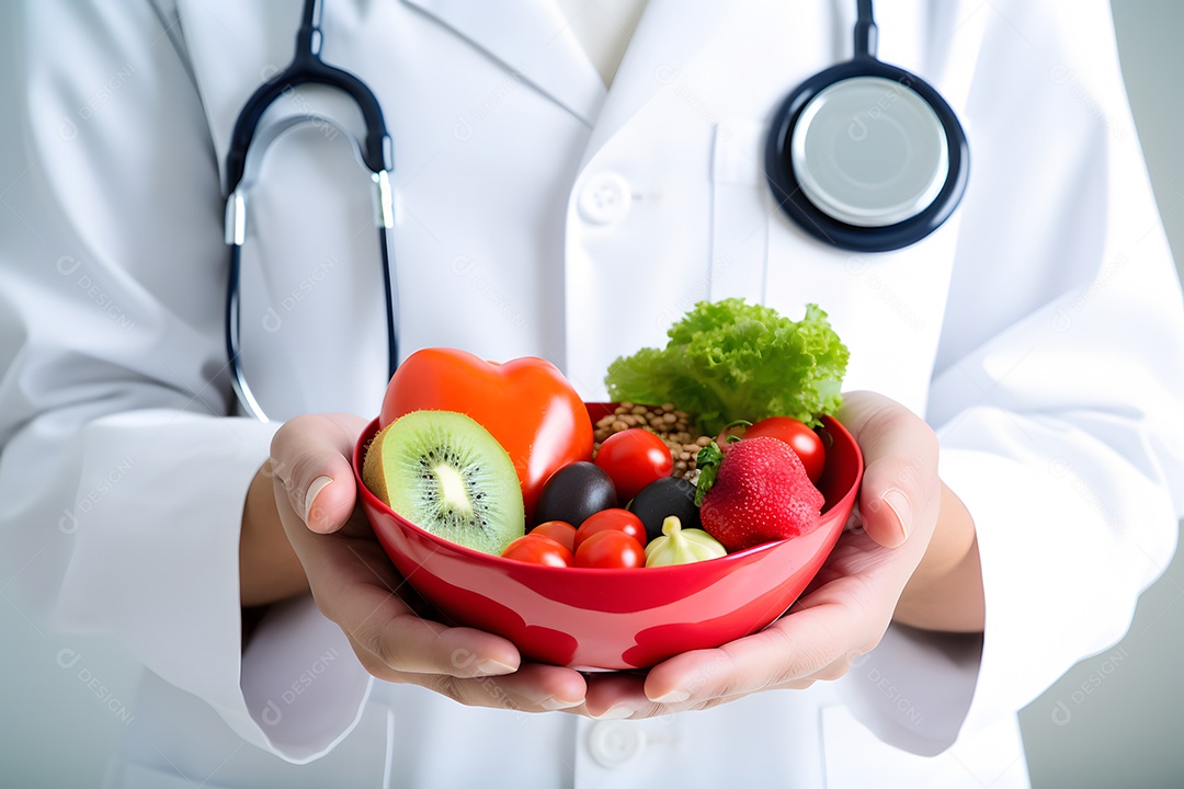 Mãos de pessoa segurando Pote de vidro sobre frutas frescas sobre fundo isolado