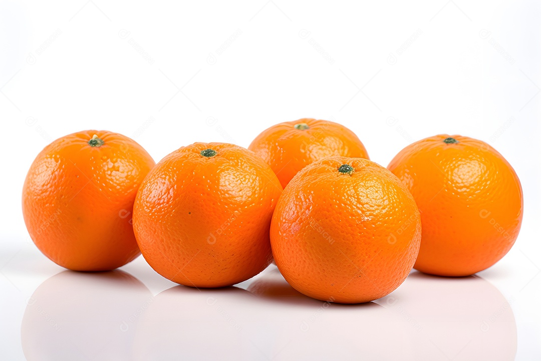 Laranjas frescas sobre um fundo isolado