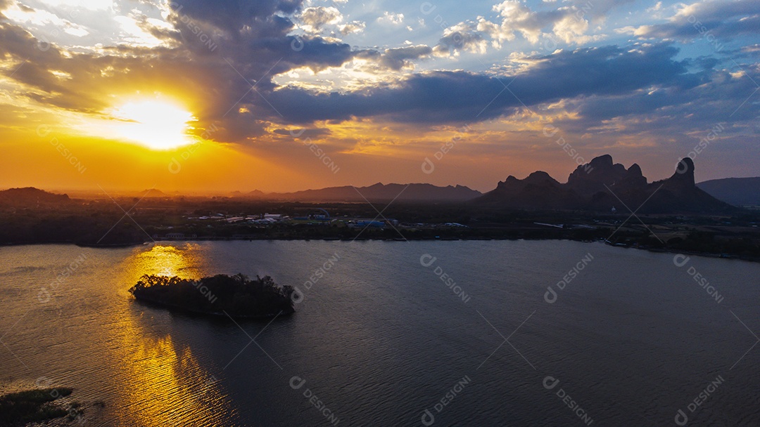 Vista aérea da paisagem florestal nascer do sol pôr do sol hora