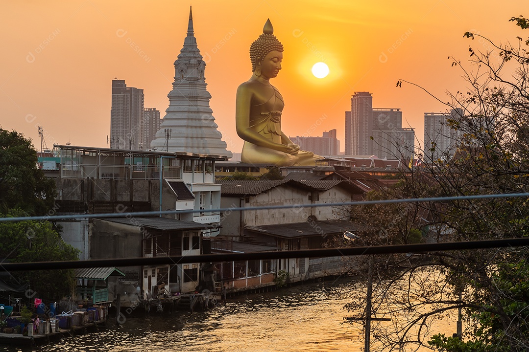 Grande Buda amarelo dourado em Wat Muang destino turístico religioso