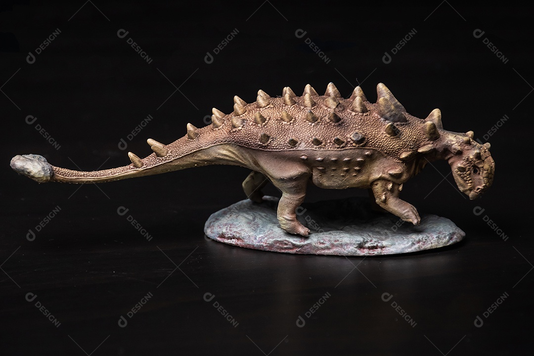 Dinossauro em fundo preto