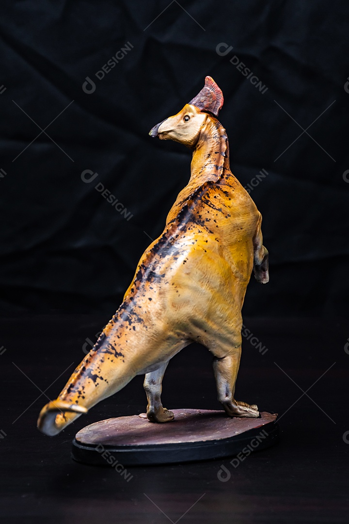 Dinossauro em fundo preto