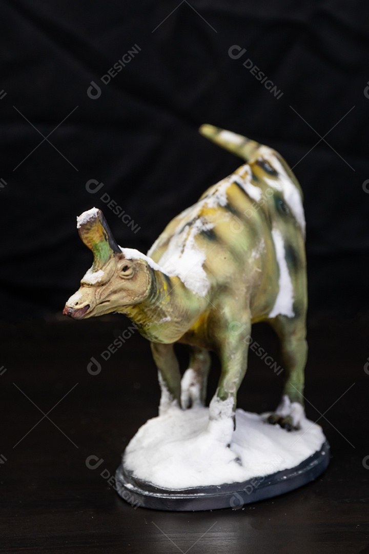 Belo dinossauro sobre fundo isolado